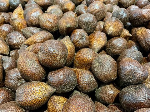 Snake fruit or Salacca zalacca in the market. The taste is usually sweet and acidic, with a strong astringent edge, but its apple-like texture can vary from very dry and crumbly to moist and crunchy