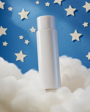 Clouse up de un envase de crema color blanco sobre una nube de algodon en un fondo de cielo y estrellas de papel. Cosmetica e higiene infantil