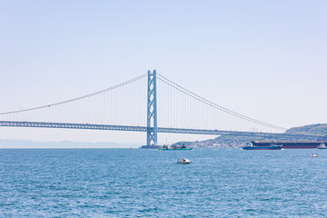 Fototapeta premium 大蔵海岸と明石海峡大橋（兵庫県明石市）
