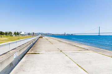 Fototapeta premium 大蔵海岸と明石海峡大橋（兵庫県明石市）