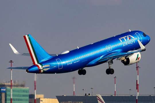 Airbus A320neo da ITA Airways decolando do Aeroporto Internacional de Roma-Fiumicino, It&aacute;lia.