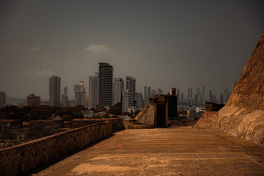 Estrutura hist&oacute;rica, feita de pedra com mirante e ao fundo a cidade com pr&eacute;dios altos