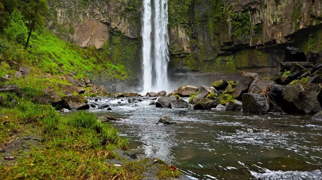 水面を渡る、涼やかな吐息。
「五老ヶ滝。滝つぼから清流へと続く水の流れと、潤い豊かな岩肌の絶景風景」
山都町(五老ヶ滝)
A refreshing sigh across the water's surface.