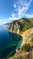 Fototapeta premium A serene coastal landscape with steep cliffs and clear blue water