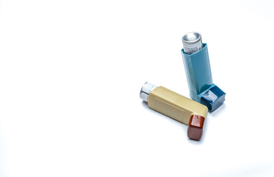 Asthma inhaler device for controller and reliever treatment including budesonide and salbutamol aerosols. Steroid and bronchodilator therapy for asthma and chronic bronchitis respiratory care.
