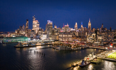 Naklejka premium New York skyline featuring Tower buildings. NYC landscape panorama at night. New York City panoramic skyline view. New York aerial view of Manhattan skyscrapers. NYC skyline at night.
