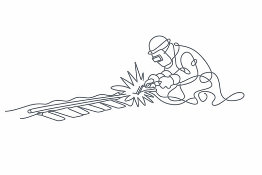 Trabajador soldando sobre las v&iacute;as