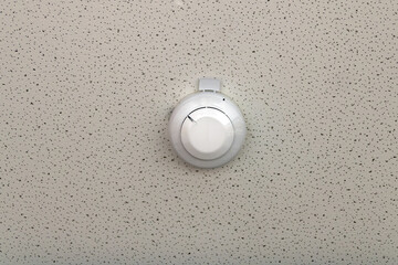 smoke detector installed on indoor ceiling © Ijordan