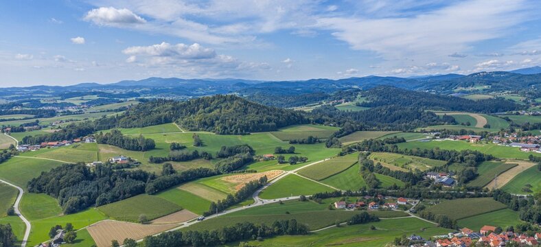 Ausblick von oben auf Waldkichen und Umgebung im niederbayerischen Kreis Freyung-Grafenau