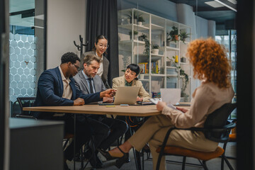 Obraz premium Diverse business team collaborating during office meeting discussing project