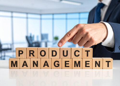 Product Management - Geschäftsmann zeigt auf das Wort "Product Management"
