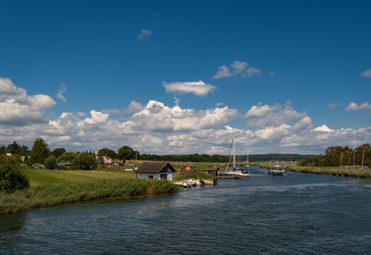 Am Hafen von Baabe auf R&uuml;gen &uuml;berqueren mehrere Radwanderwege per F&auml;hre die "Baaber Bek", die Verbindung zwischen dem "Selliner See" und der Having - Innschriften retuschiert