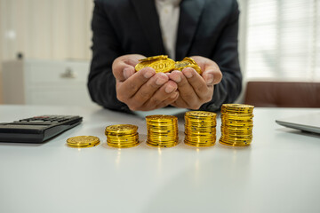 Obraz premium Businessman calculating rising costs with gold coins, inflation and financial growth concept.