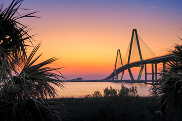 Obraz premium sunset view of the Ravenel Bridge across the Cooper River in Charleston