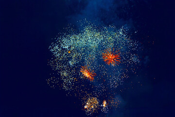 Obraz premium Dazzling fireworks display bursting across night sky colorful sparks. Dynamic bursts create a festive, celebratory atmosphere against the dark backdrop