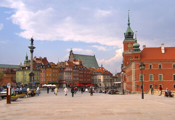 Obraz premium Royal Castle and Sigismund's Column on Castle Square in Warsaw Old Town, Poland.