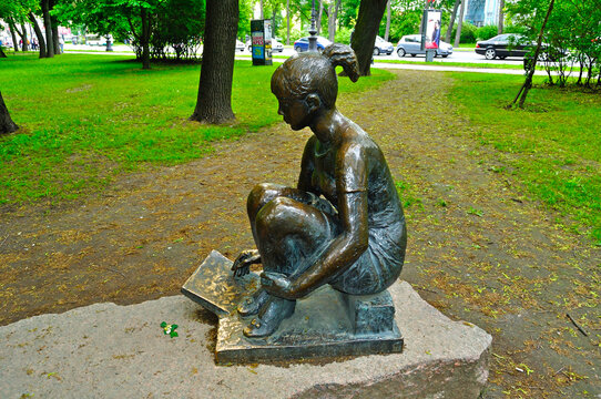 ST PETERSBURG, RUSSIA - MAY 27, 2016. Sculpture Painting girl in Alexander park in St Petersburg Russia