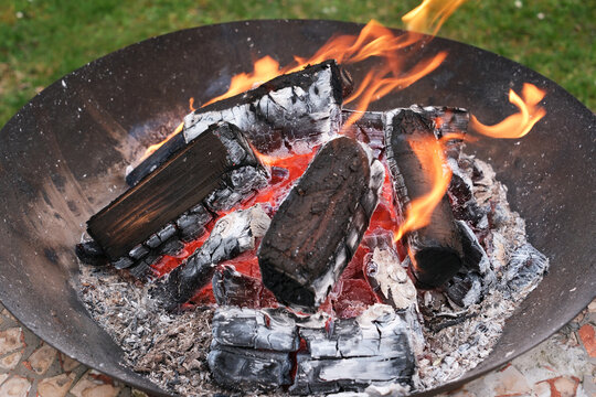 Lagerfeuer in einer Feuerschale.