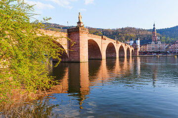 Obraz premium Old Bridge Karl Theodor and Heidelberg Cityscape over Neckar River