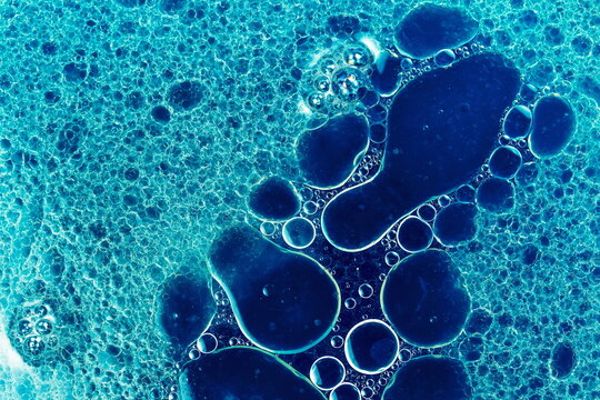Texture astratta di emulsione di acqua , olio e detergente con colorante all'anilina e aggiunta di solvente 