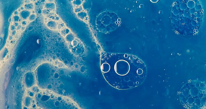 Animazione di emulsione di acqua , olio e detergente con colorante all'anilina e aggiunta di solvente