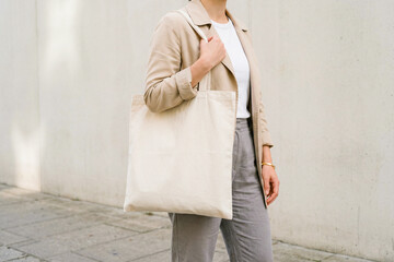 Obraz na płótnie Canvas トートバックとカジュアルな女性