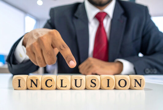 Inclusion - Geschäftsmann zeigt mit dem Finger auf das Wort "Inclusion"