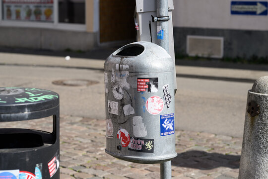 Beklebter M&uuml;lleimer mit Stickern in Speyer.