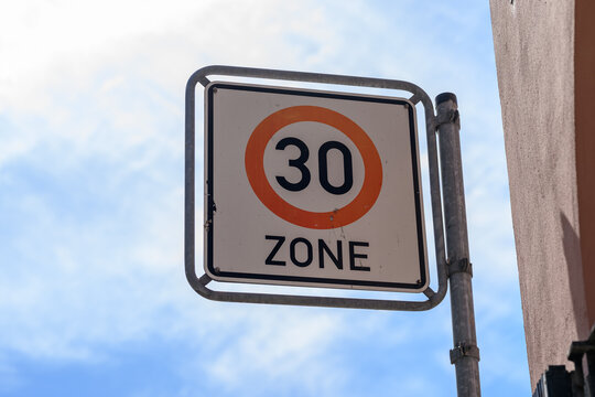 Verkehrszeichen Tempo 30 Zone.