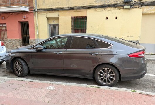 Vista lateral de un autom&oacute;vil Ford Mondeo aparcado en una calle de Madrid, Espa&ntilde;a, 3 de marzo de 2026