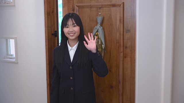学校から帰宅する女子高生
