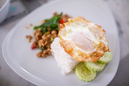 팟카파오무쌉카이다오,Pad Krapow Moo Sap Kai Dao,달걀프라이,오이,밥,돼지고기,접시,테이블,식당,파타야,태국