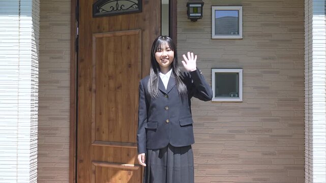 自宅から登校する女子高生