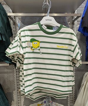 Camiseta de manga corta de tenis con SpongeBob SquarePants en tienda Lefties en centro comercial de Madrid, Espa&ntilde;a, 3 de marzo de 2026