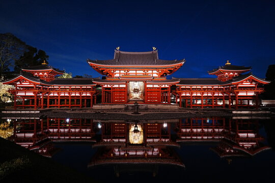 Illumination of World Heritage, Byodoin Temple Phoenix Hall at night with golden reflection on the pond, Uji, Kyoto, Japan - 日本 京都 宇治 平等院鳳凰堂 夜間ライトアップと池に映る幻想的な夜景