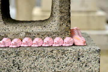 日本の神社に並ぶ可愛いピンクのうさぎと伝統的な石灯籠 © taka