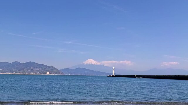 静岡県の三保の海岸から駿河湾越しの冬の富士山
