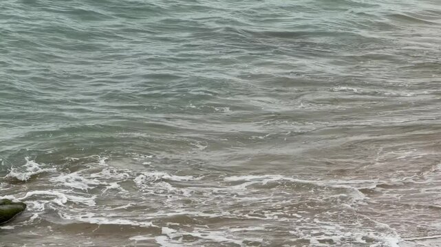 Olas del mar en la orilla de la playa