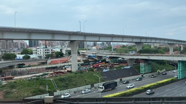 台湾の桃園空港から台北へのMRTの車窓。建設工事等の都市風景