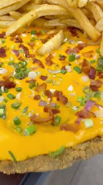 milanesa con cheddar panceta crocante y verdeo con papas fritas
