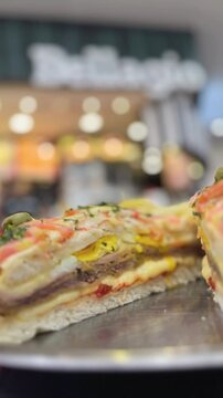 sandwich de milanesa completa tipo pizza napolitana