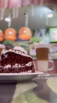 postre, merienda, torta de chocolate con crema y cafe con leche