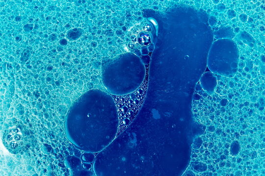 Texture astratta di emulsione di acqua , olio e detergente con colorante all'anilina e aggiunta di solvente