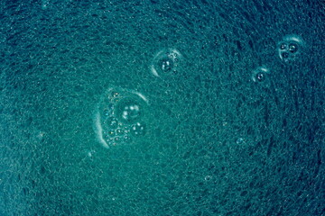  Texture astratta di emulsione di acqua , olio e detergente con colorante all'anilina e aggiunta di solvente © ematon