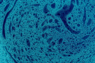 Texture astratta di emulsione di acqua , olio e detergente con colorante all'anilina e aggiunta di solvente © ematon