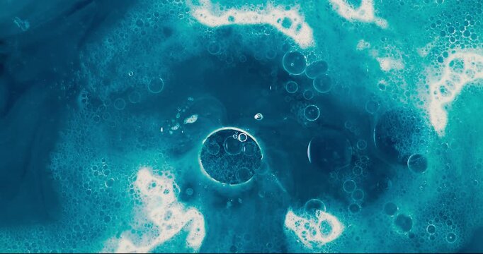 Animazione di emulsione di acqua , olio e detergente con colorante all'anilina e aggiunta di solvente