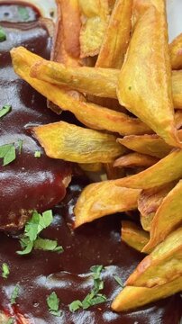 ribs a la barbacoa con batatas fritas