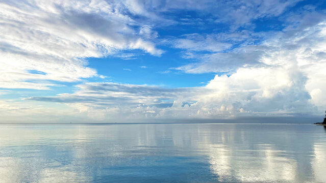 石垣島･船越漁港の海 鏡のような水面に映る青空と雲の幻想的な風景