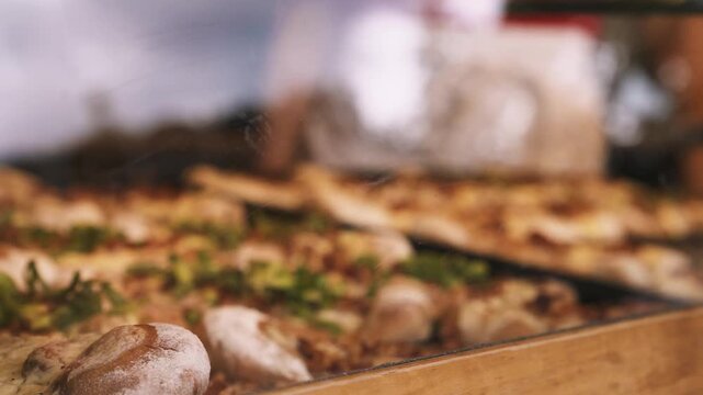 Streetfood Foodtruck mit &uuml;berbackenem Brot auf Volksfest mit Spiegelung und Sch&auml;rfenverlagerung
