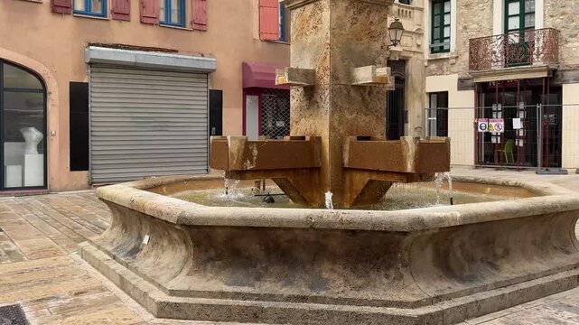 Place des Quatre Fontaines and the Bronze Wolf in Narbonne